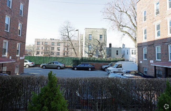 Photo - 770 E 225th St