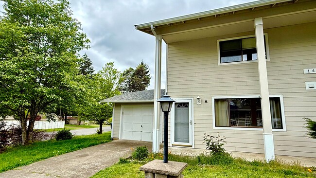 Two Bedroom Townhome with AC, Garage & Ful... - Two Bedroom Townhome with AC, Garage & Ful...