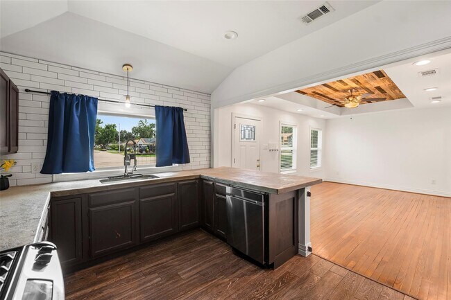 Photo - 706 Jerry St