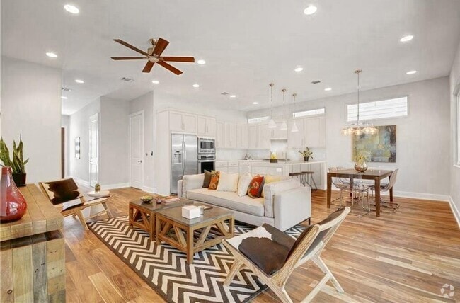 Building Photo - 1208 Kinney Ave Rental