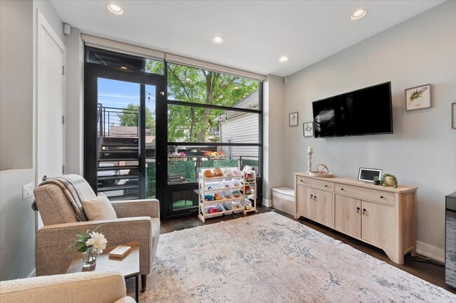 Photo - 1349 N Leavitt St Unit 1B