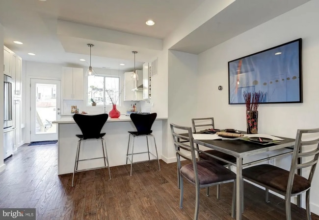 Photo - 709 Hamilton St NW