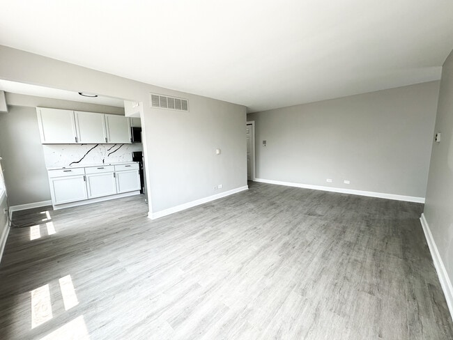 Photo - 5355 N California Ave Unit 409