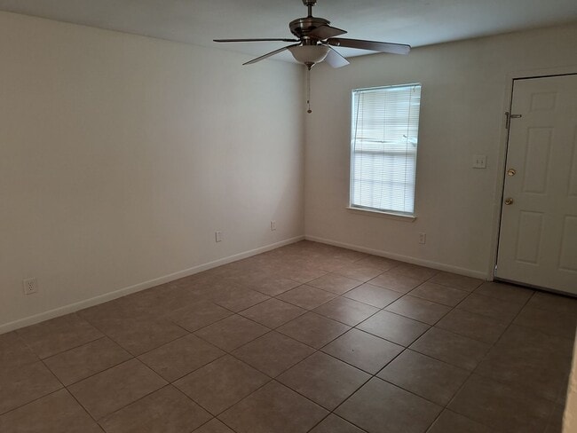 Photo - 3395 GreenBriar Triplex Apartamento Unidad B