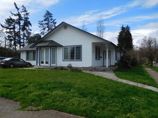 Building Photo - 6 Bedroom 2 bath House Close to Campus