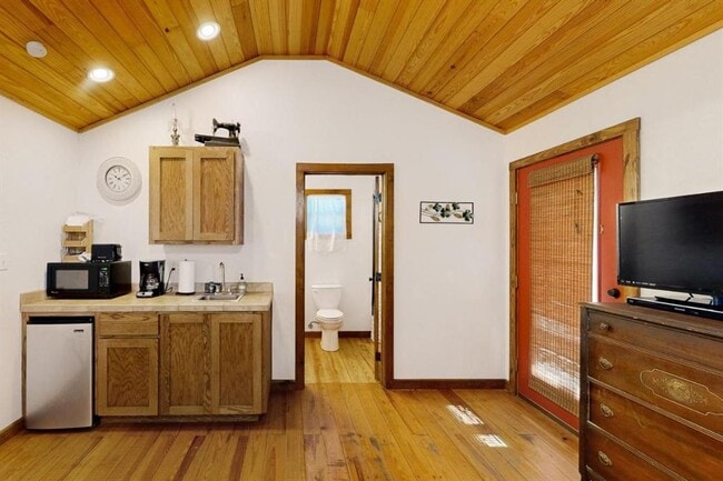 Photo - 961 Buttercup Ln