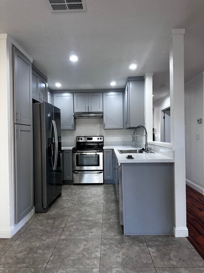 Building Photo - 691 Whitewater Ct