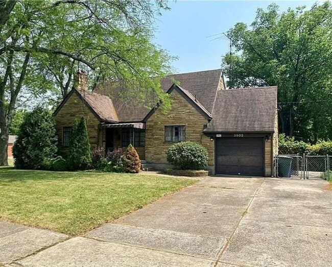 Building Photo - College Hill Rental Available NOW!