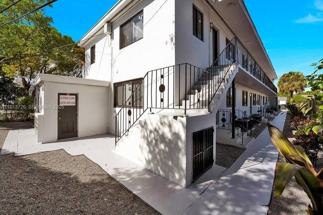 Photo - 2150 SW 26th St Unit 5