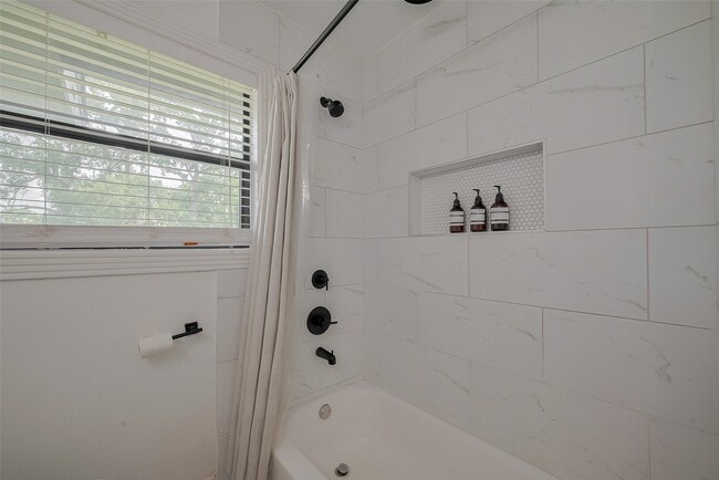 Building Photo - 8057 Ridgeview Dr