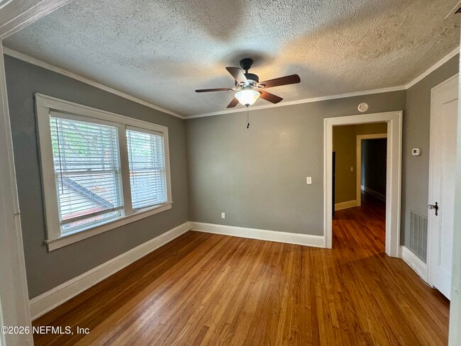 Photo - 2325 Myra St