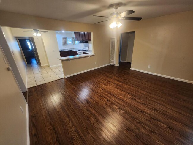 Photo - 5444 Roswell St