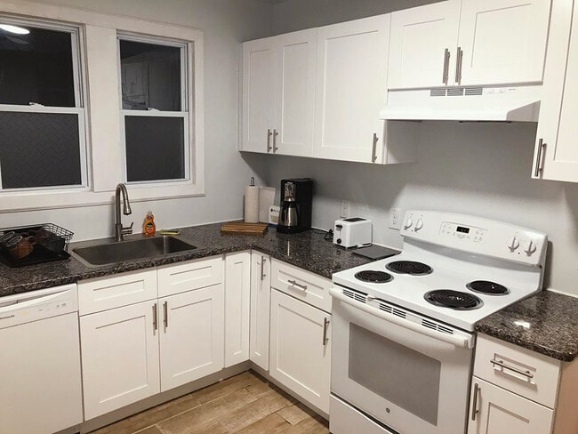 Building Photo - 711 Hamilton St Unit 2