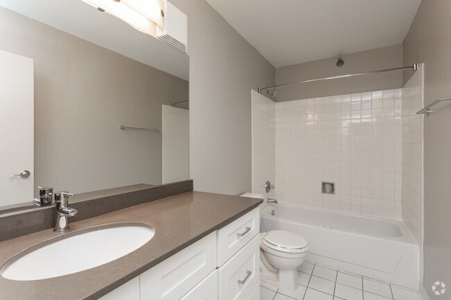 Photo - 2555 N Clark St