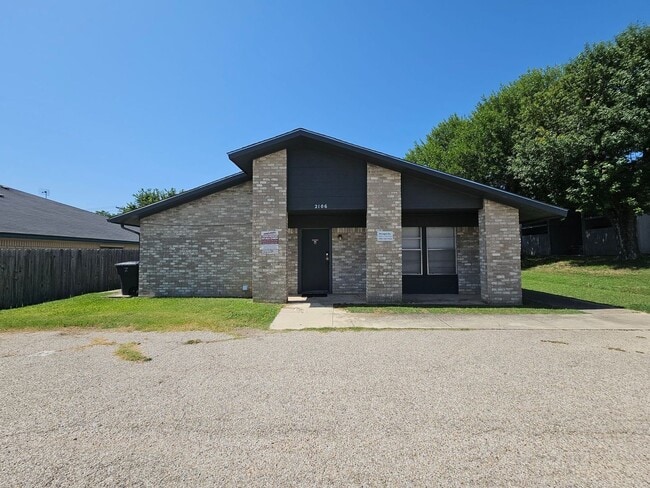 Building Photo - AVAILABLE NOW! Unit 2106 Wheeler Ave - B