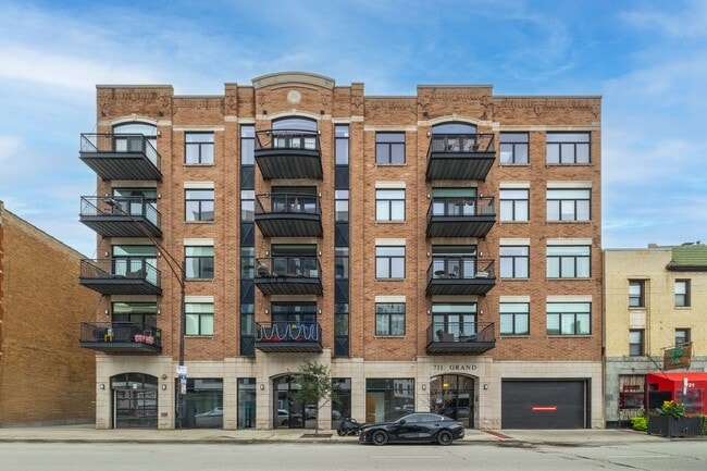 Building Photo - 711 W Grand Ave Unit 404