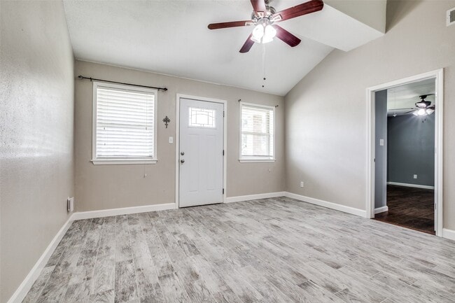 Photo - 908 Redberry Hill St