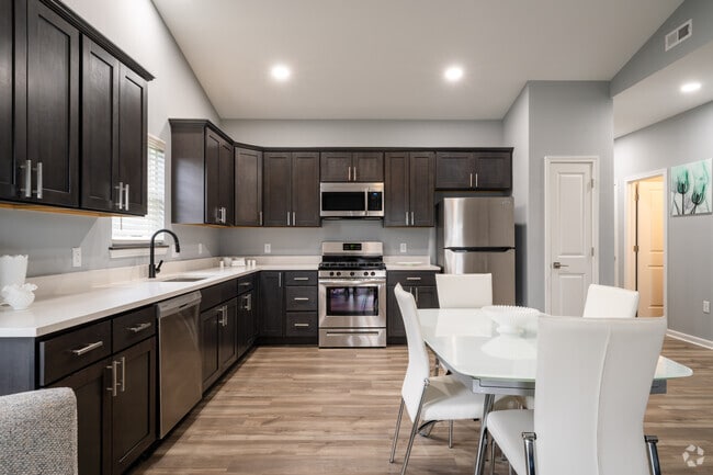 2BR, 2BA - 1232SF