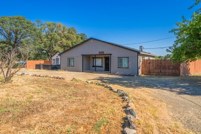 Photo - Adorable and clean country property locate...