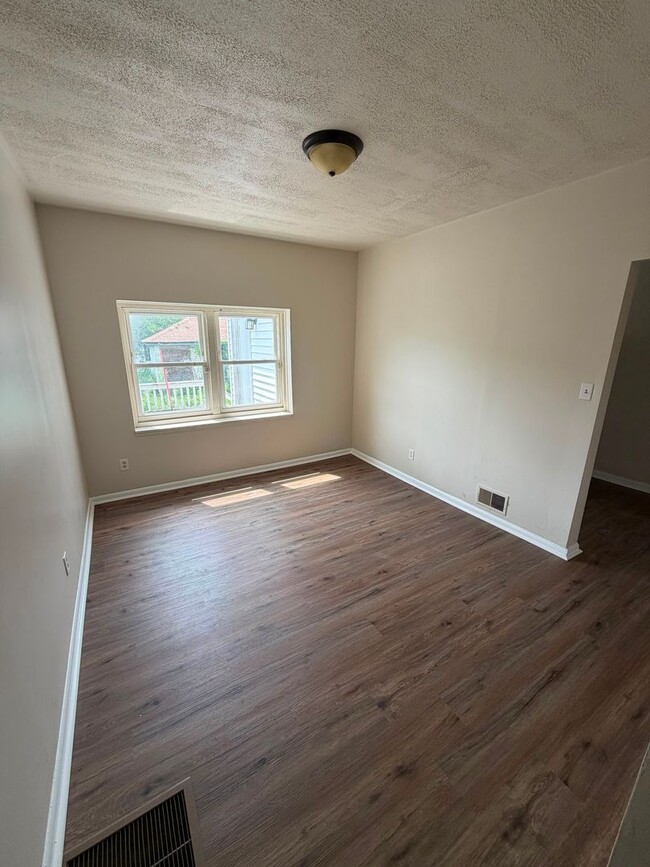 Building Photo - 331-337 4th Ave Unit 337