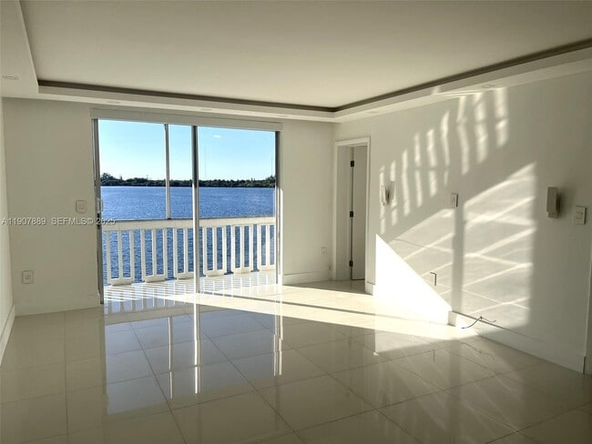 Photo - 18601 NE 14th Ave Unit 409