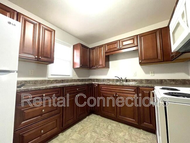 Photo - 8972 IL-13 Unit .