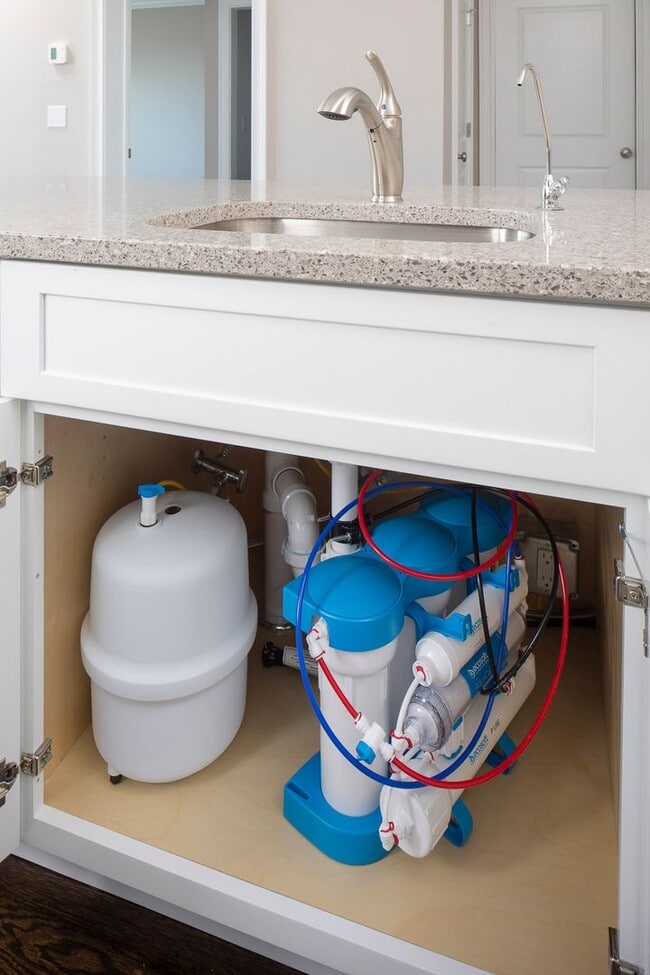 Photo - North Washington Square @ Hickory: In-Unit Washer & Dryer, Cold Water, Fitness Center, Sauna, Bar...