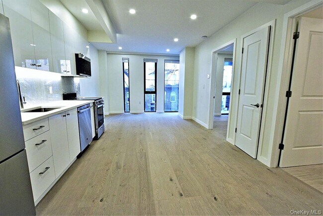 Building Photo - 41-15 44th St Unit 2D