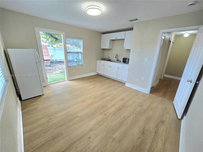 Building Photo - 13340 NE 16th Ave Unit 0