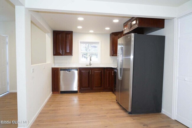 21 Van Heusen St Unit 2