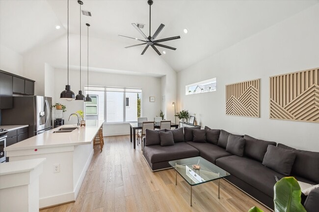 Building Photo - 1131 W 17th St