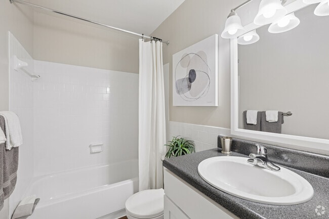 2BR, 1.5BA - 981SF - Bathroom