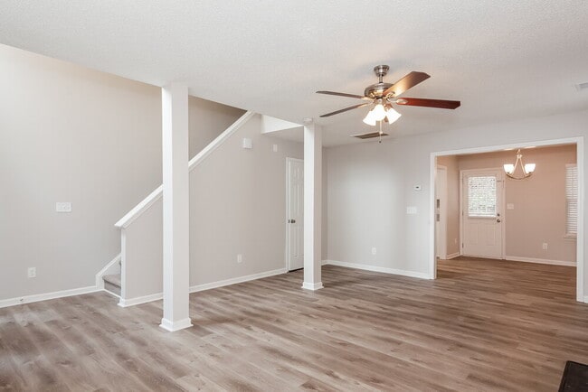 Photo - 905 Grassy Patch Ln