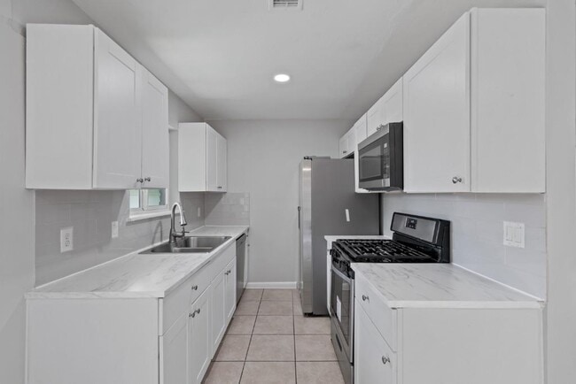 Photo - 1407 Avebury Cir