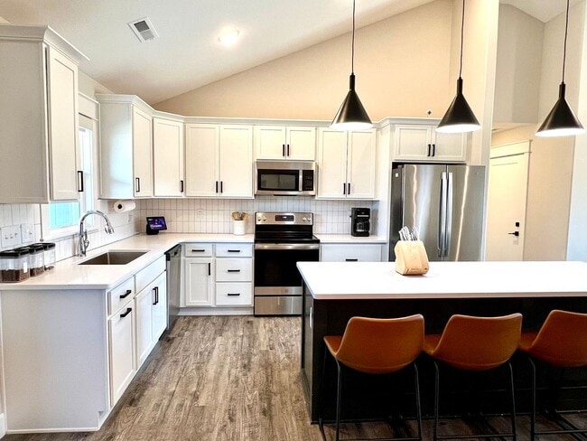 Building Photo - Modern Single-Family Home in Scenic Meadows Neighborhood