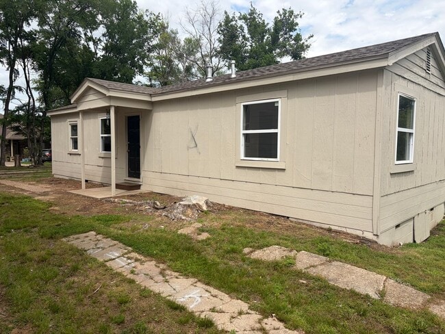 Photo - 2 BEDROOM 1 BATH HOUSE, WITH CENTRAL HEAT & AIR, ALL ELECTRIC, FENCED YARD. APPLICATION AND PET F...