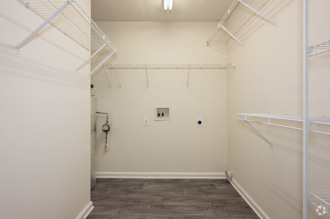 1BR, 1BA - 600SF - Walk-in Closet/Laundry Room