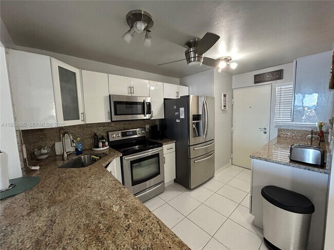 Photo - 121 Golden Isles Dr Unidad 703