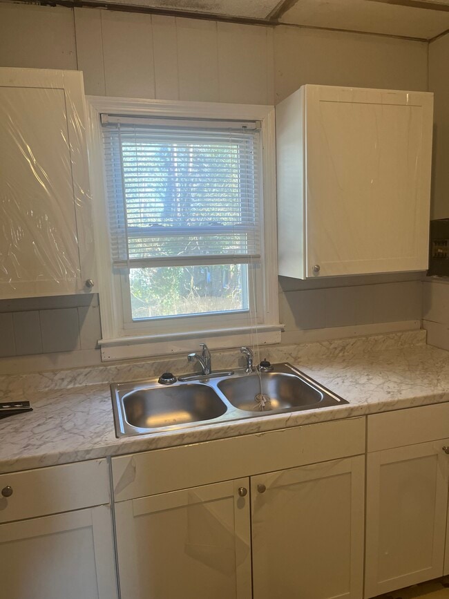 Building Photo - 1210 Dooley St