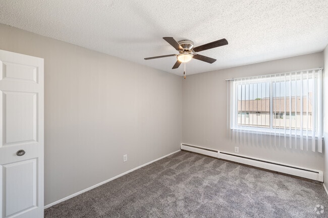 2BR, 1BA - 905SF - Second Bedroom