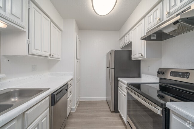 1BR, 1BA - 650SF - Kitchen - La Caliza