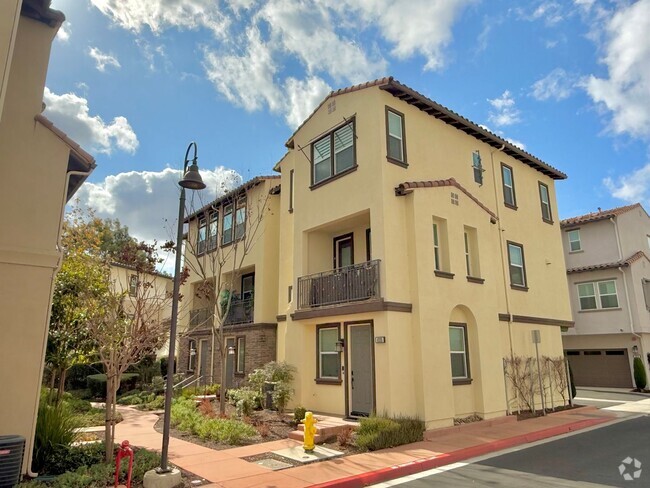 Building Photo - Great 2B/2.5BA Townhome in Oceanside!