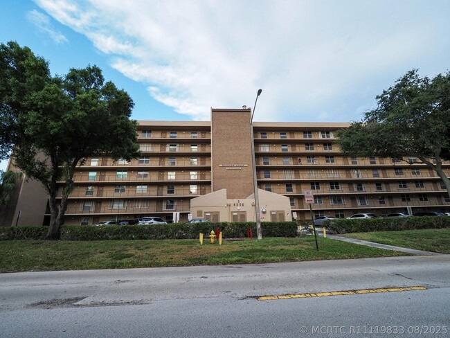 Building Photo - 4550 NW 18th Ave Unit 405