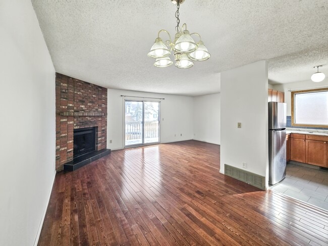 Photo - 1515-1536 36 St SE