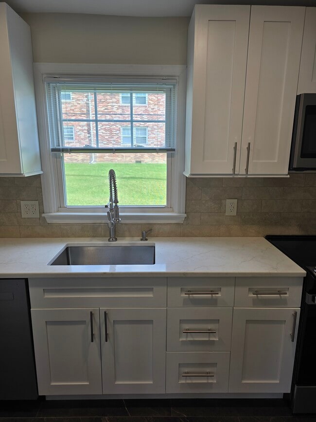 Building Photo - 136 N Chestnut St Unit #10A