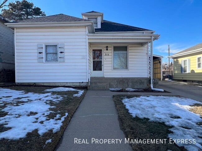 Building Photo - 3 Bed 1.5 Bath Near Downtown Sioux Falls