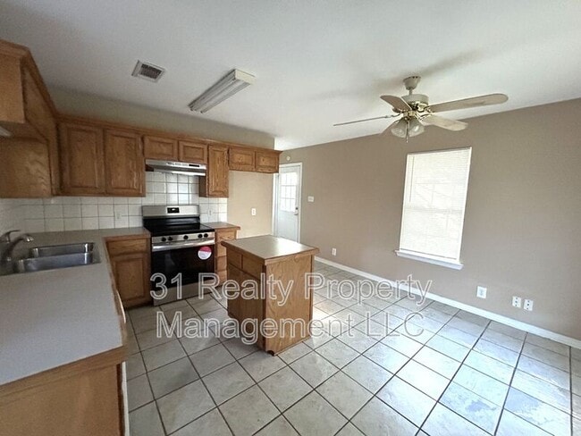 Photo - 1020 W Baker St