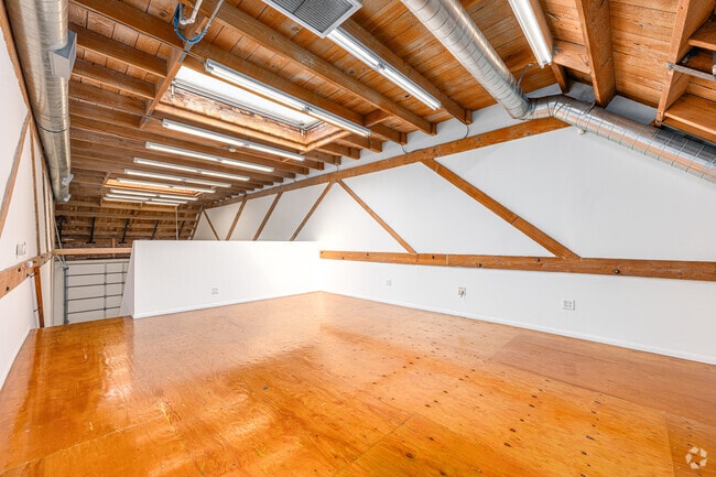 Estudio - 1400 pies cuadrados - Dormitorio - 805 E. 7th St.