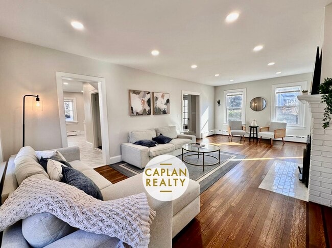 Building Photo - 50 Roydon Rd Rental