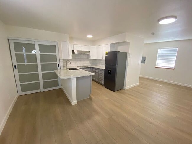 Building Photo - "TinyHouse" Apartment Downstairs - Washer/Dryer, Dishwasher, AC, Parking Space